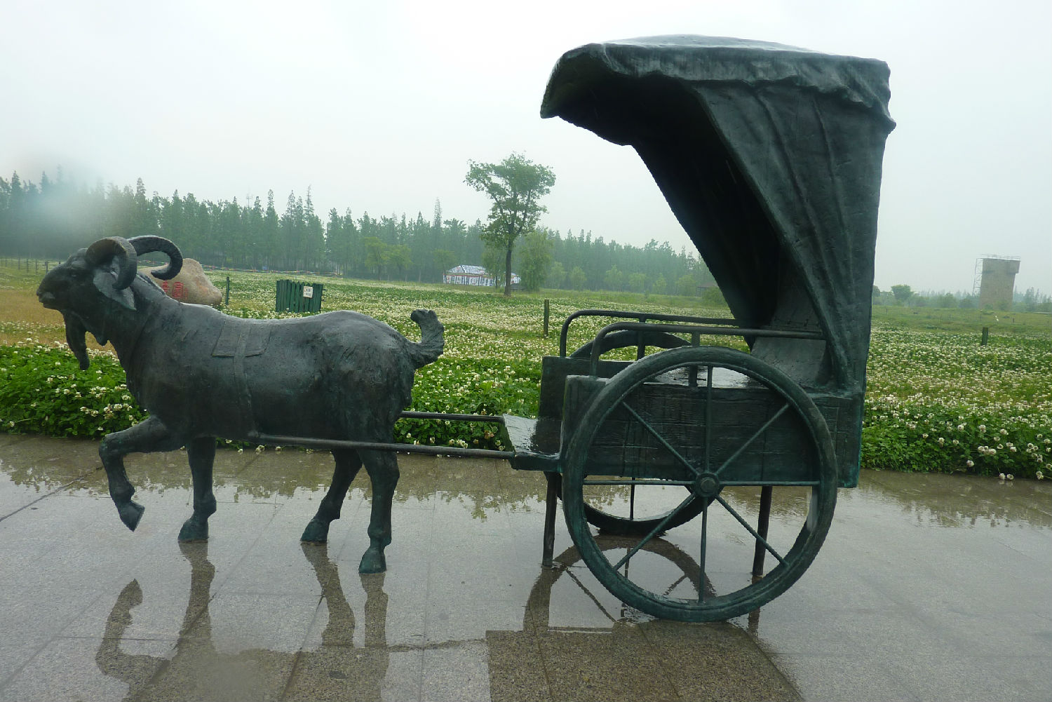 江蘇泰州動物雕塑“羊拉車”